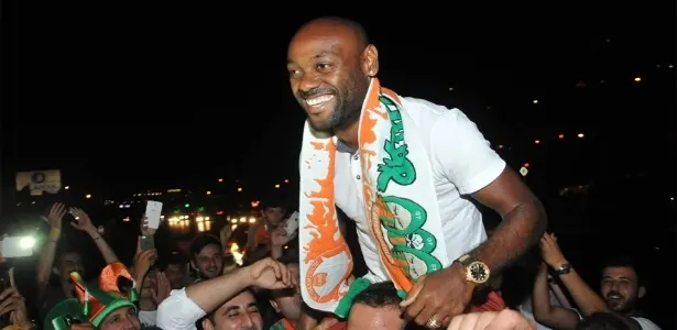 Corinthians abre conversas e tenta reduzir salário por volta de Vagner Love