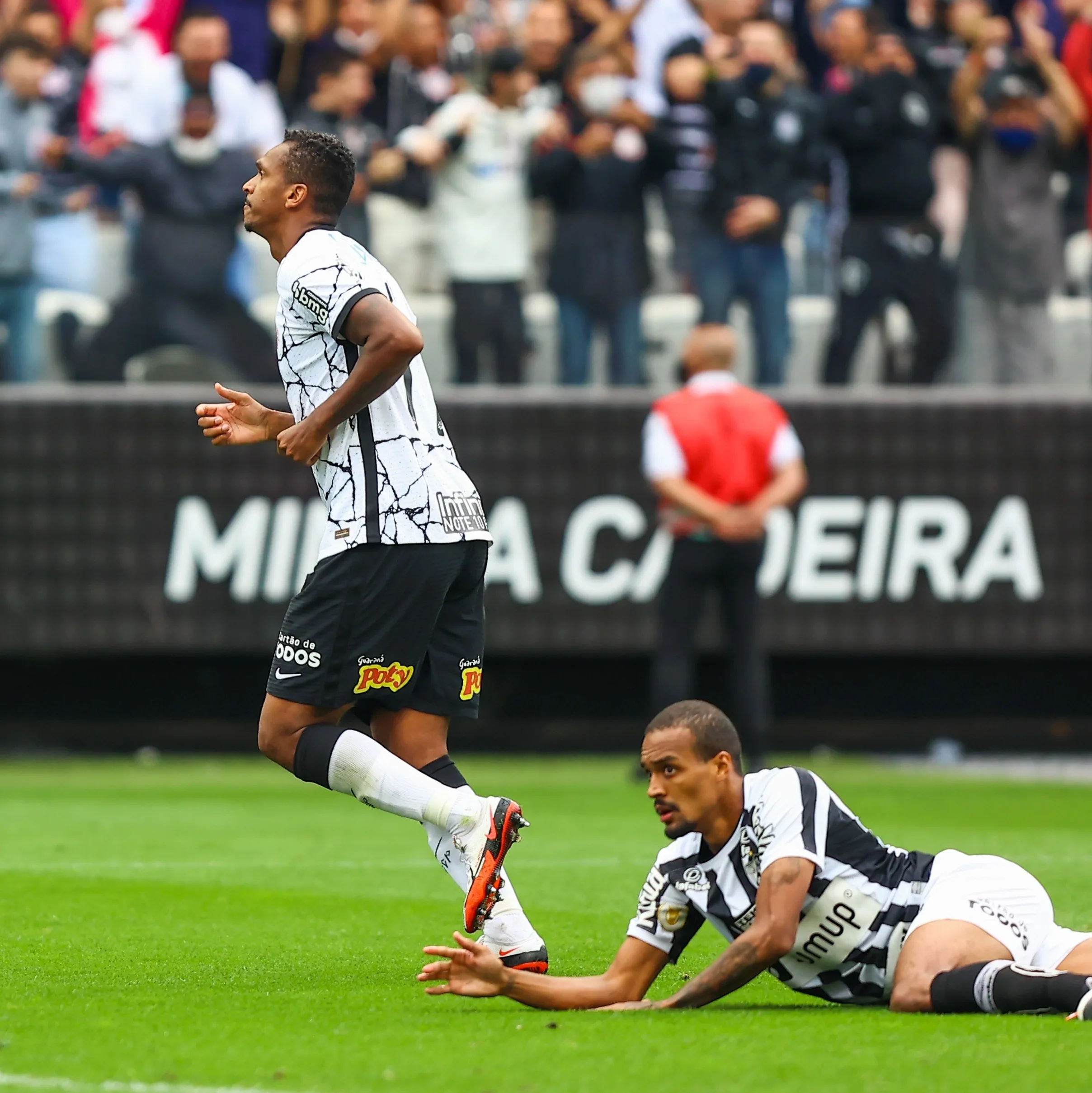 Contestado pela torcida, Jô é artilheiro e garçom do Corinthians no Campeonato Brasileiro 