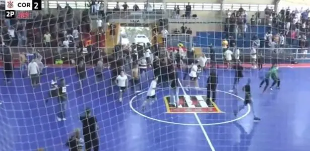 Pancadaria marca confronto entre Palmeiras e Corinthians no sub-18 de futsal