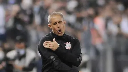 Refém da torcida, Corinthians escancara amadorismo em demissão de Sylvinho