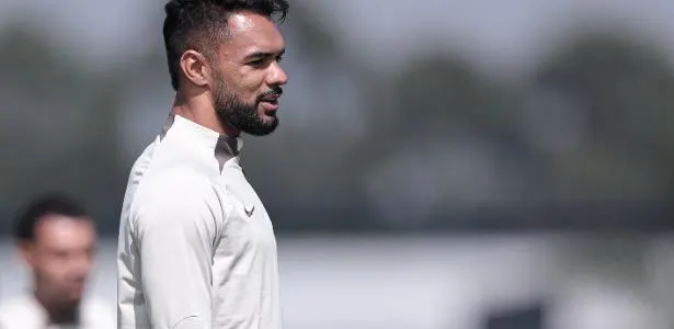 Zagueiro Raniele está confortável e se destaca no Corinthians