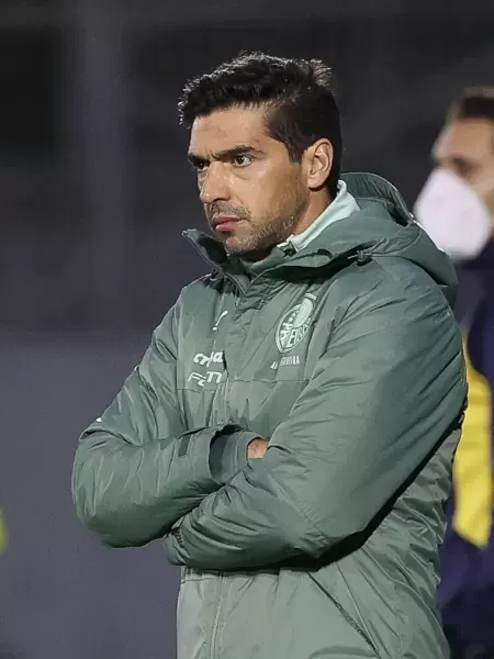 Abel Ferreira cobra foco ao Palmeiras e calma com atletas da base