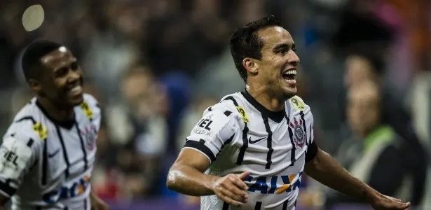 Jadson topa contrato de dois anos e fecha volta para o Corinthians 