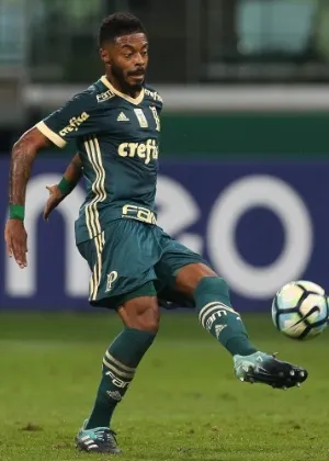 Clássico é a chance para Michel Bastos recuperar prestígio no Palmeiras