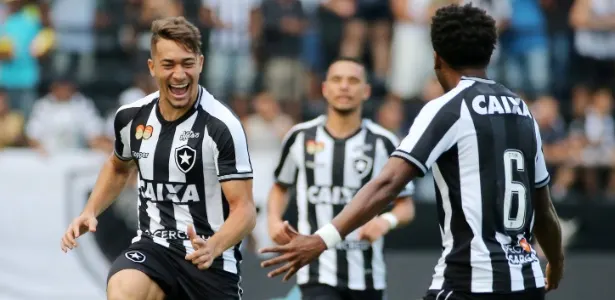 Com jogo duro do Botafogo em negociação, Moisés e Jean se apresentam no Corinthians