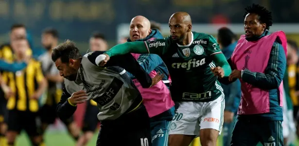 Felipe Melo e três do Peñarol pegam três jogos de suspensão por confusão na Libertadores 