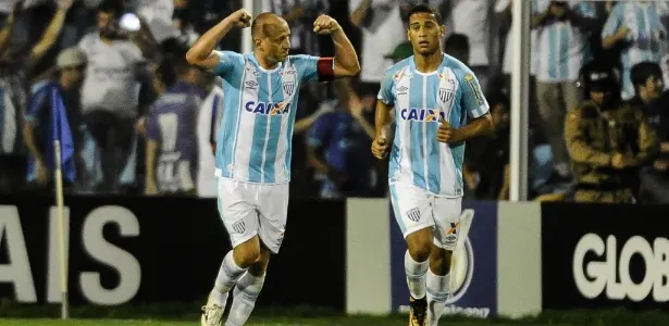 Avaí vence Palmeiras e ainda respira na briga contra o rebaixamento