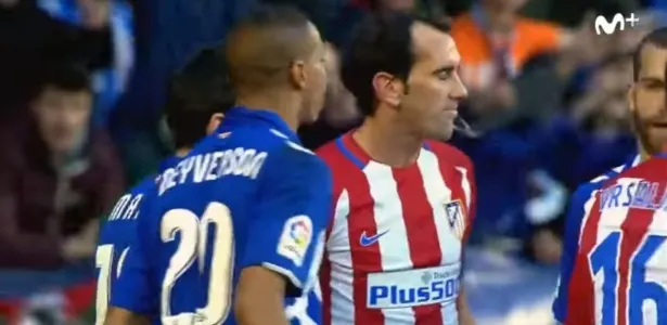 Na Espanha, Deyverson trocou cusparadas com Diego Godín