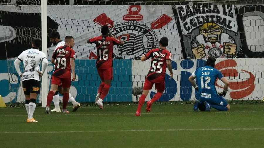 Em jogo frenético, Corinthians cede empate ao Athletico-PR em decisão pelo G-8