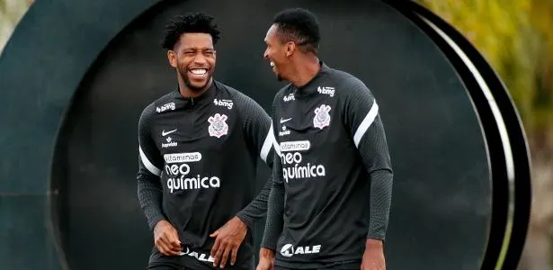 Treinador de Jô na base do Corinthians reencontra atacante: 