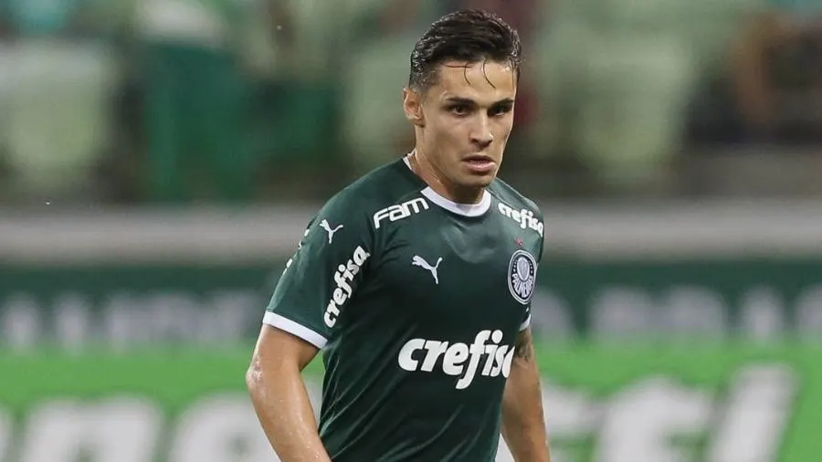 Palmeiras dá aumento de 120% em carteira para renovar com Veiga