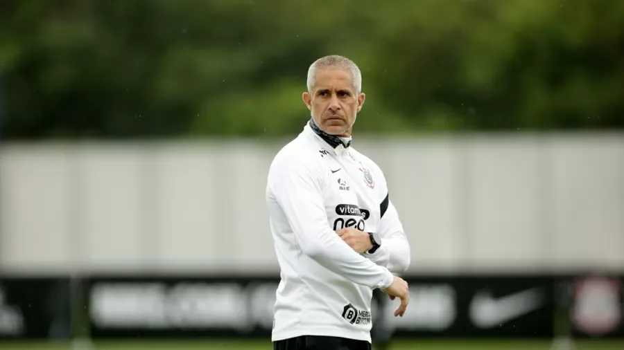 Pressionado no Corinthians, Sylvinho não tem multa rescisória no contrato