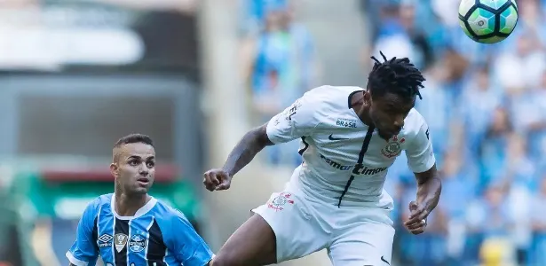 Cássio pega pênalti, Corinthians bate Grêmio no Sul e dispara na liderança