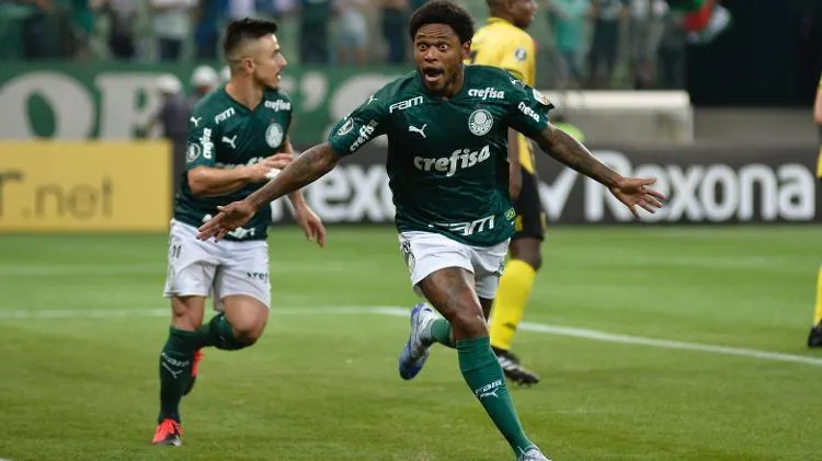 Com três de Luiz Adriano, Palmeiras vence Guaraní-PAR e se isola em liderança