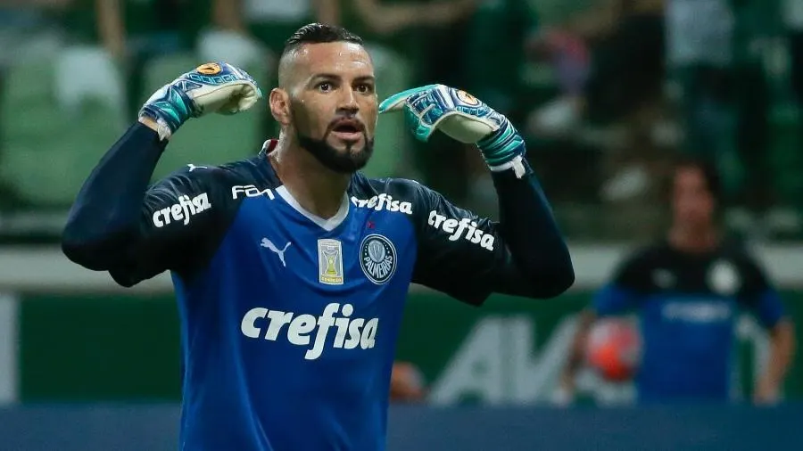 Convocado por Tite, Weverton briga para ser dono de recorde no Palmeiras