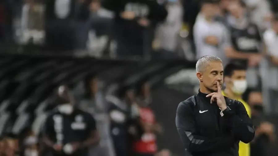 Sylvinho escreve mensagem de despedida do Corinthians: 'Muito orgulho' 