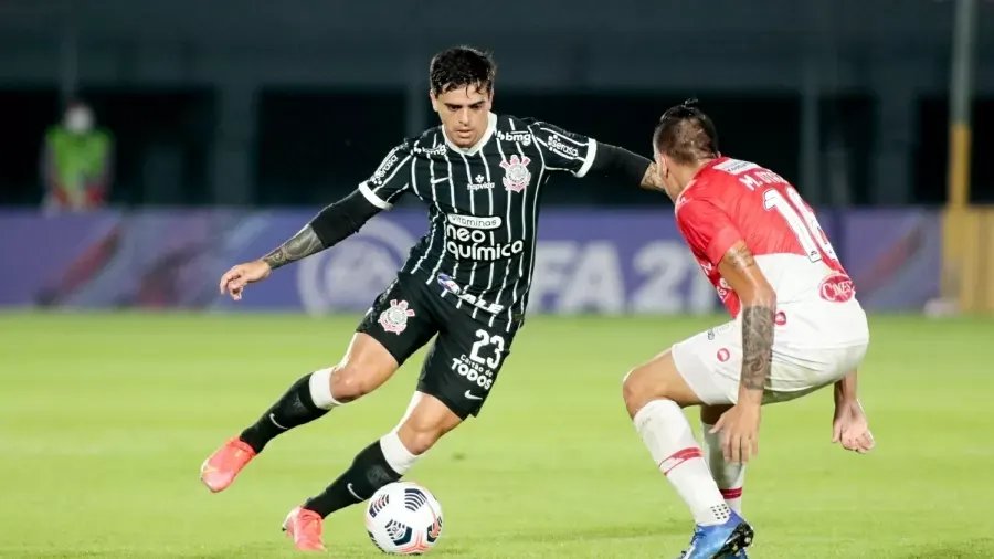 Corinthians entra em campo em busca de 