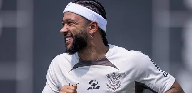 Depay se destaca em treinos e possibilidade de estreia no Brasileirão cresce