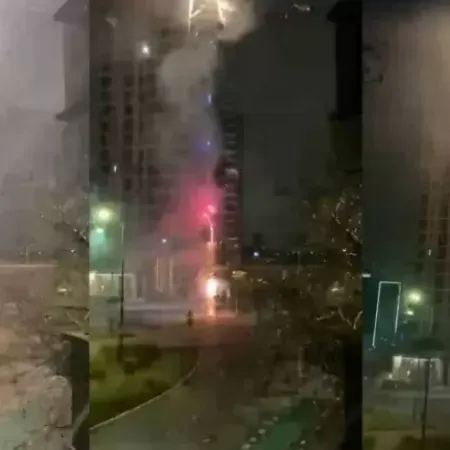 Torcedores argentinos fazem foguetório na frente do hotel onde o Corinthians está concentrado