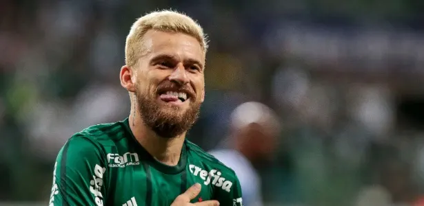 Receita condena parceria com Crefisa, e Palmeiras assume riscos em reforços