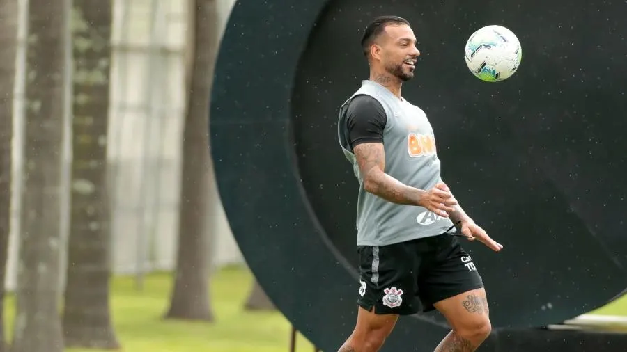 Mudança de planos: na lista de dispensa do Corinthians, Michel Macedo não viaja ao Sul para encarar o Inter