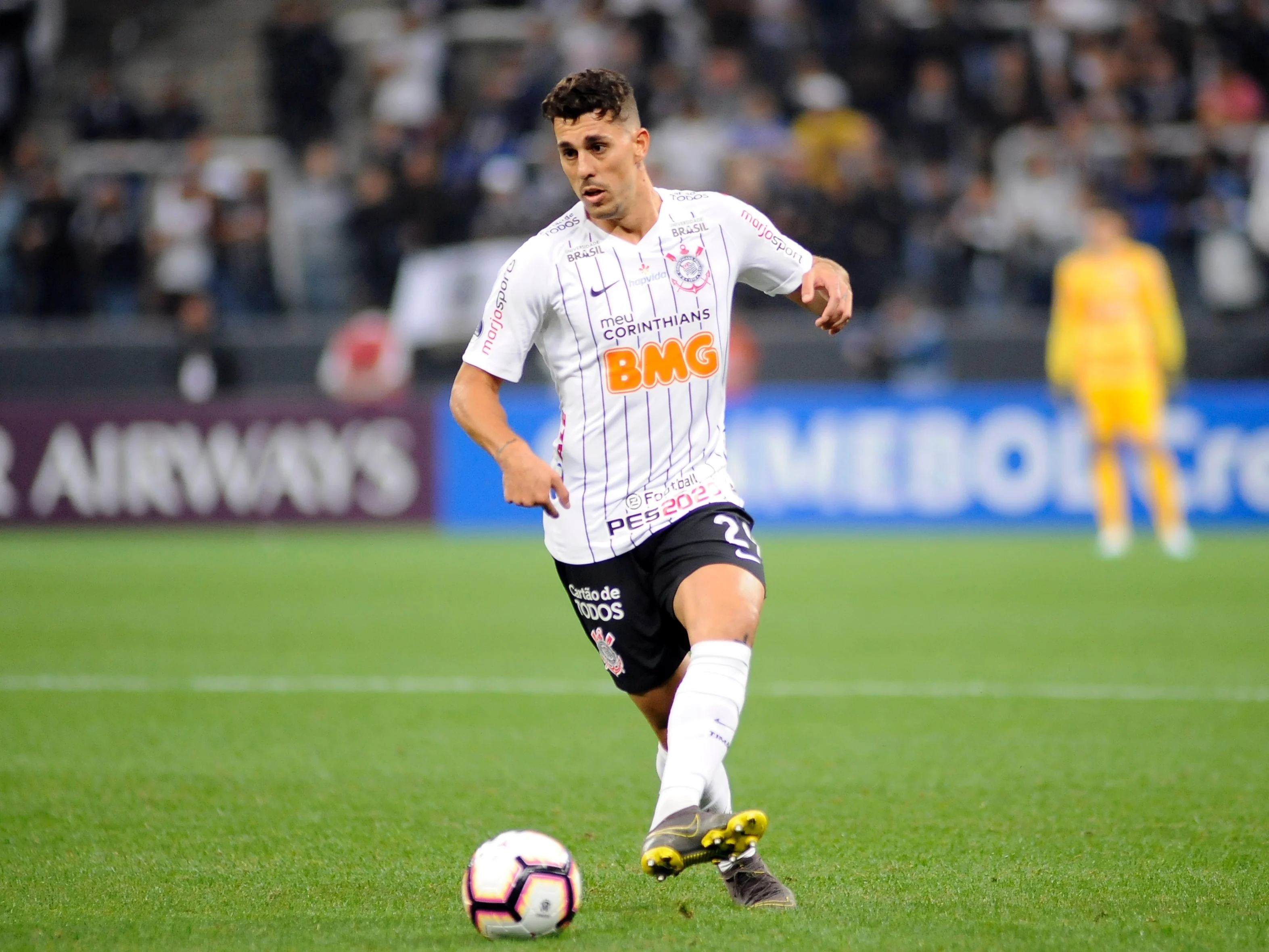 Fora dos planos do Corinthians, Danilo Avelar entra na mira de clube da Série A