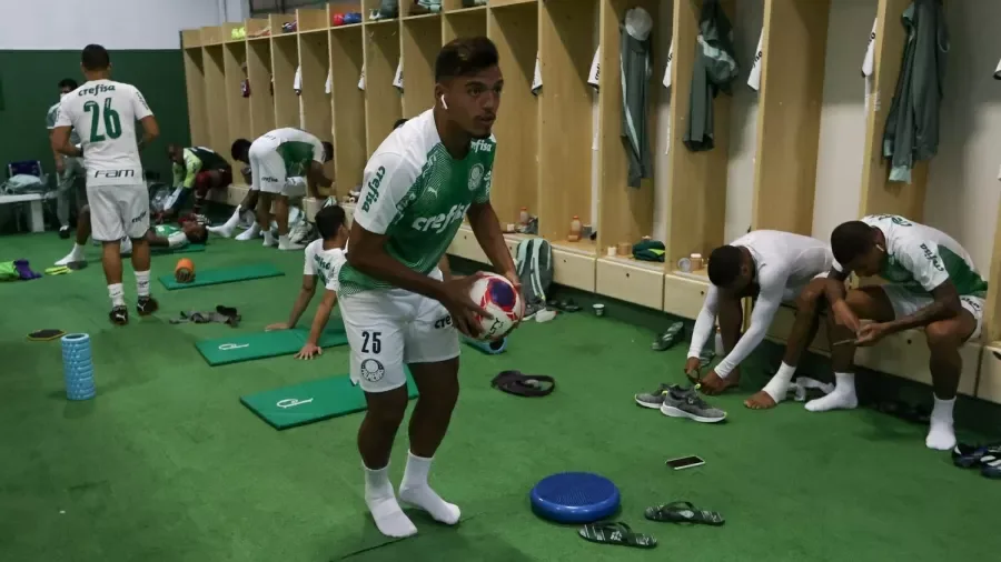 Gabriel Menino se reúne com diretoria, e será desfalque do Palmeiras por tempo indeterminado