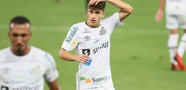 NOVO REFORÇO? Corinthians analisa negócio por contratação de meio-campista ex-Santos