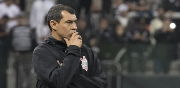 Saídas de Arana e Pablo devem adiar mudança tática no Corinthians