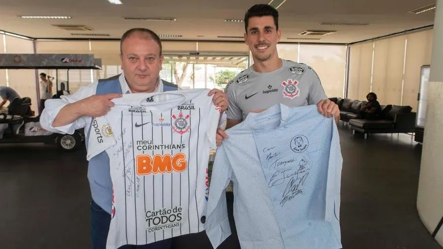 Corinthians recebe a visita de Erick Jacquin durante treino e ganha presente de Avelar