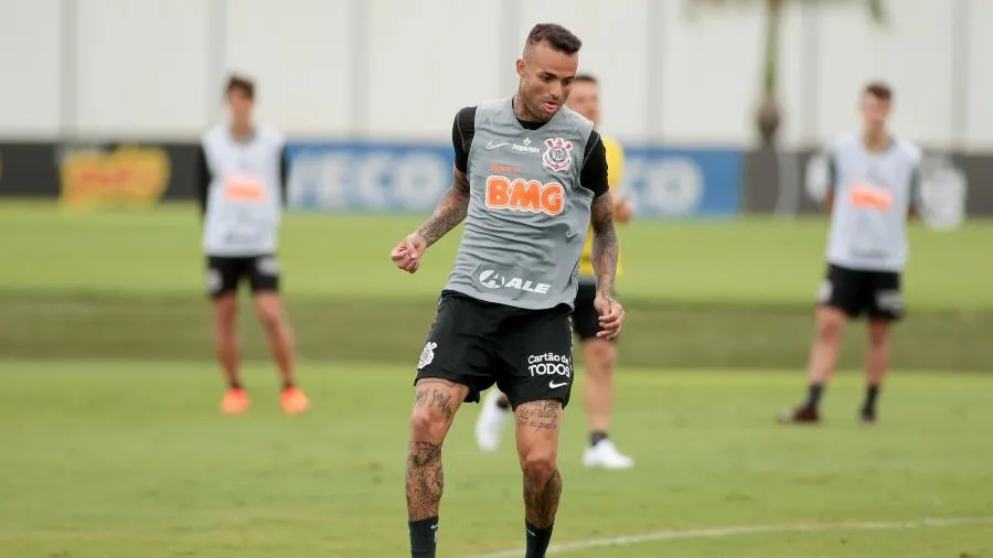 Com cerca de 80 minutos em campo nos últimos oito jogos, Luan perde espaço para Araos no Corinthians