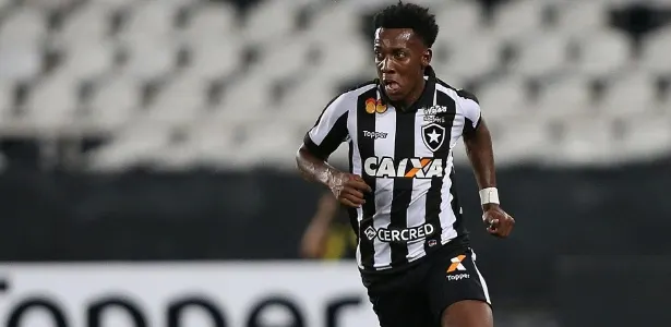 Renegado no Corinthians, lateral se destaca no Botafogo e divide torcedores