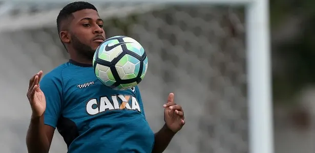 Quem é o zagueiro do Botafogo que interessa a Corinthians e Palmeiras