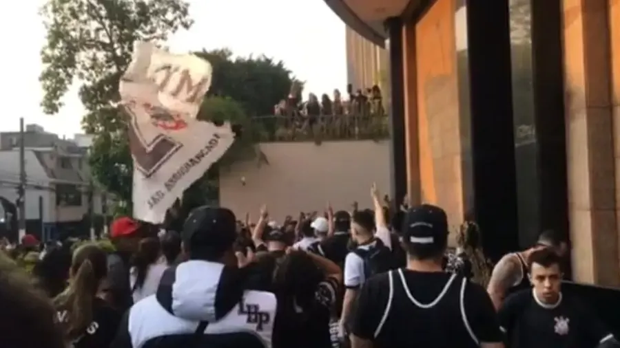 Torcida do Corinthians faz festa antes de final do Brasileirão feminino