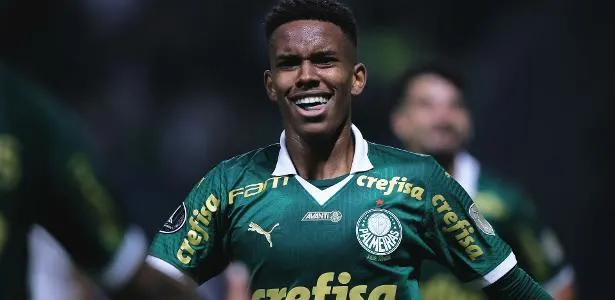 Estêvão ostenta maior sequência de jogos pelo Palmeiras desde estreia profissional.