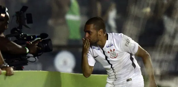 Titular no Corinthians após 100 dias, atacante joga com prazo de validade