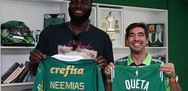 Campeão da NBA do Boston Celtics visita CT do Palmeiras e troca camisa com Abel