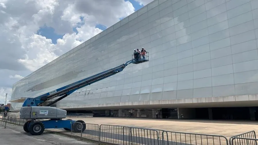 Corinthians inicia limpeza da fachada pra incluir logo da Neo Química Arena
