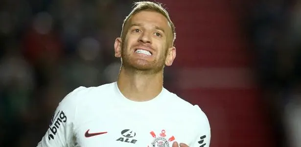 Corinthians faz alterações na equipe e escala pivô de polêmica contra o Vitória