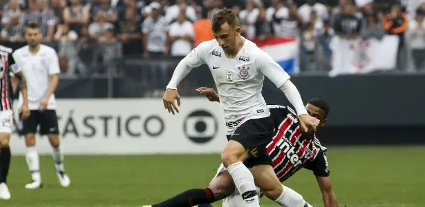 Após passagem pela Seleção sub-20, lateral volta para ser titular