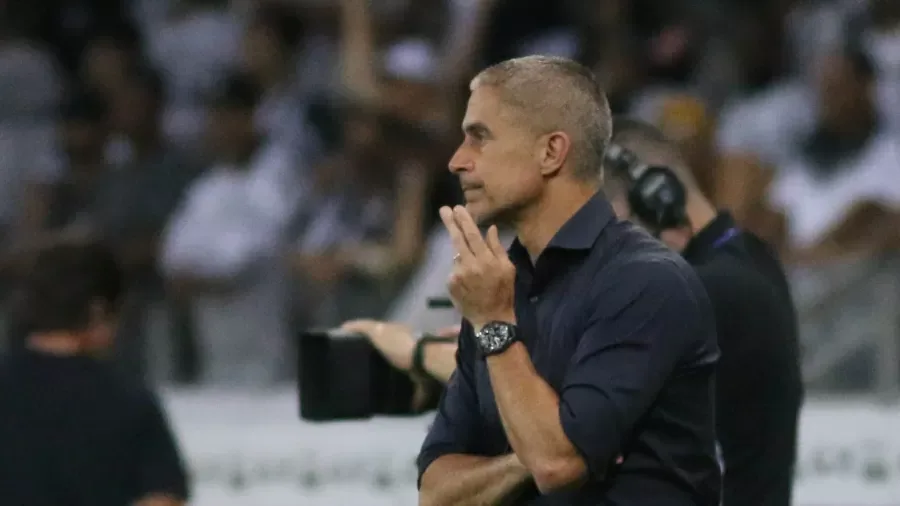 Blindado pela diretoria, Sylvinho sofre pressão para deixar o Corinthians em 2022