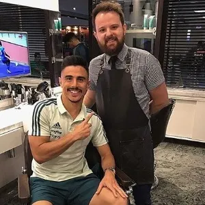 Jogadores viajam a outro país e até bancam salão pelo corte perfeito