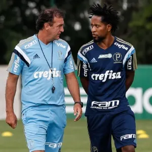 Craque dos 20 aos 40, Zé Roberto é tratado como 