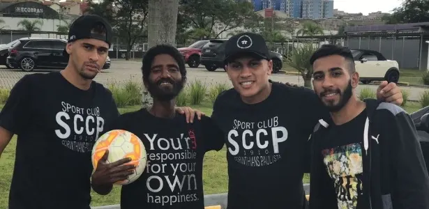 Morador de rua visita CT do Corinthians ao lado de promessas do time