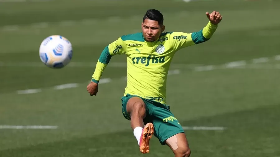 Depois de longo período de lesão, Rony volta a treinar para   