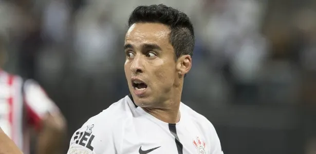 Jadson se diz recuperado de dores e celebra volta de Corinthians 