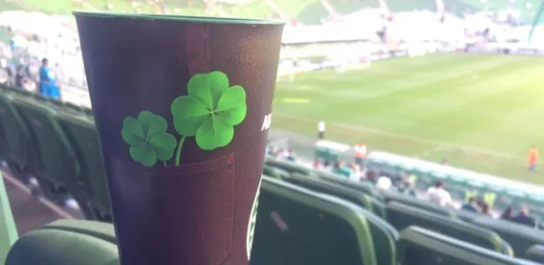 Calça de Cuca vira copo no Allianz e ganha réplica em loja do Palmeiras