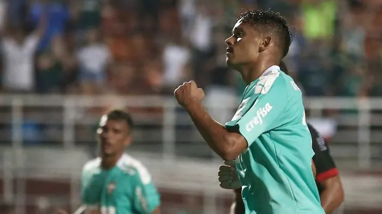 Após quase ser vendido, Scarpa celebra estreia na temporada com gol