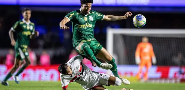 DÚVIDAS! Abel analisa alternativas para formar a zaga palmeirense no Derby