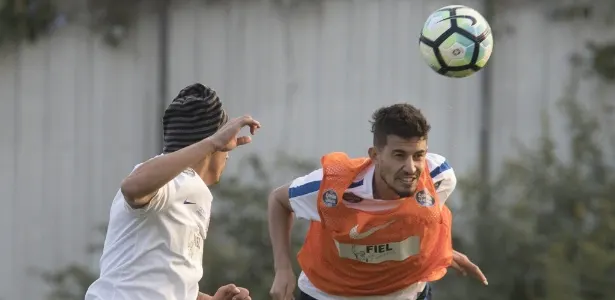 Zagueiro do Corinthians lembra duelo com Guerrero: 